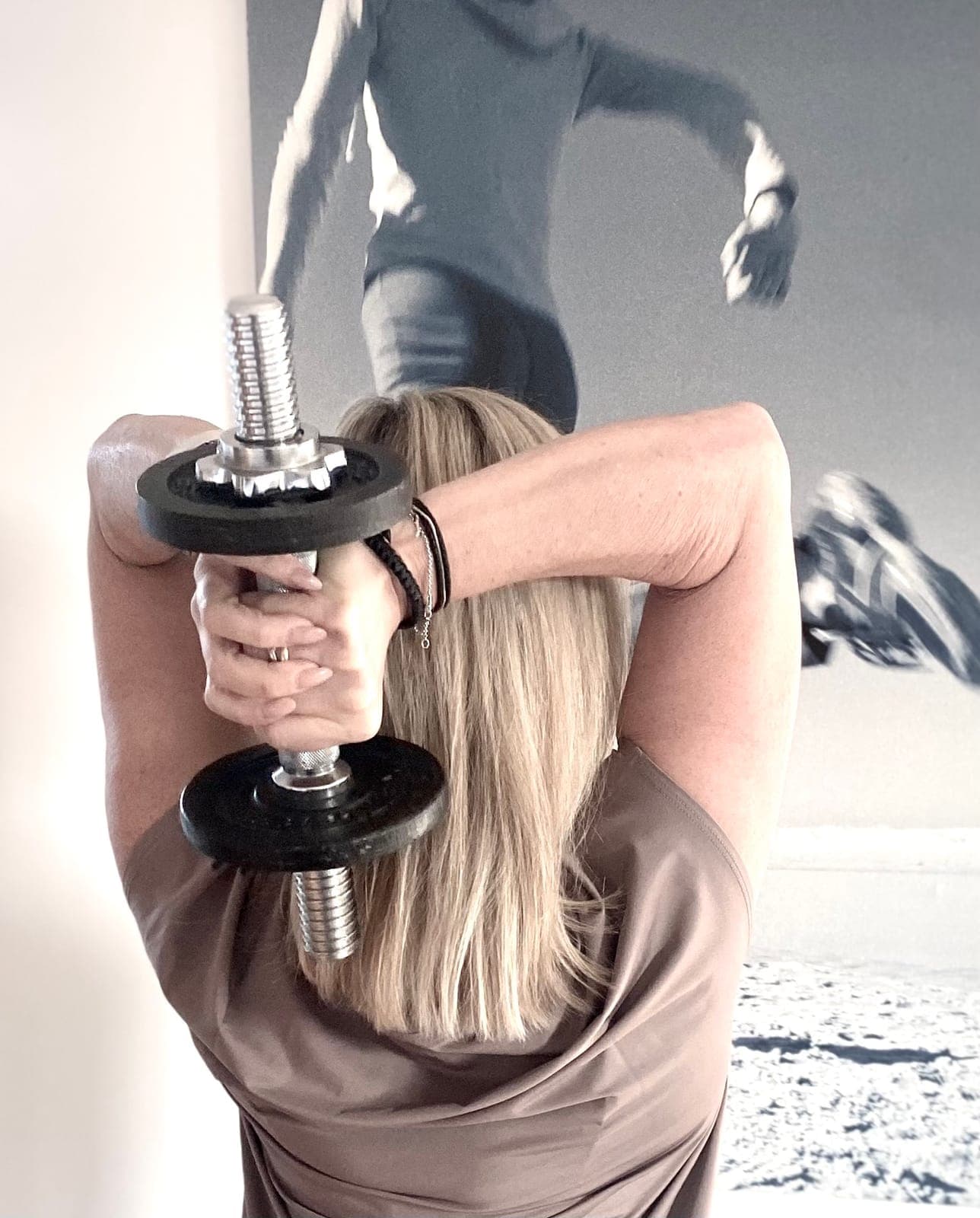Sabine Wahl beim Training mit der Kurzhantel hinter dem Kopf